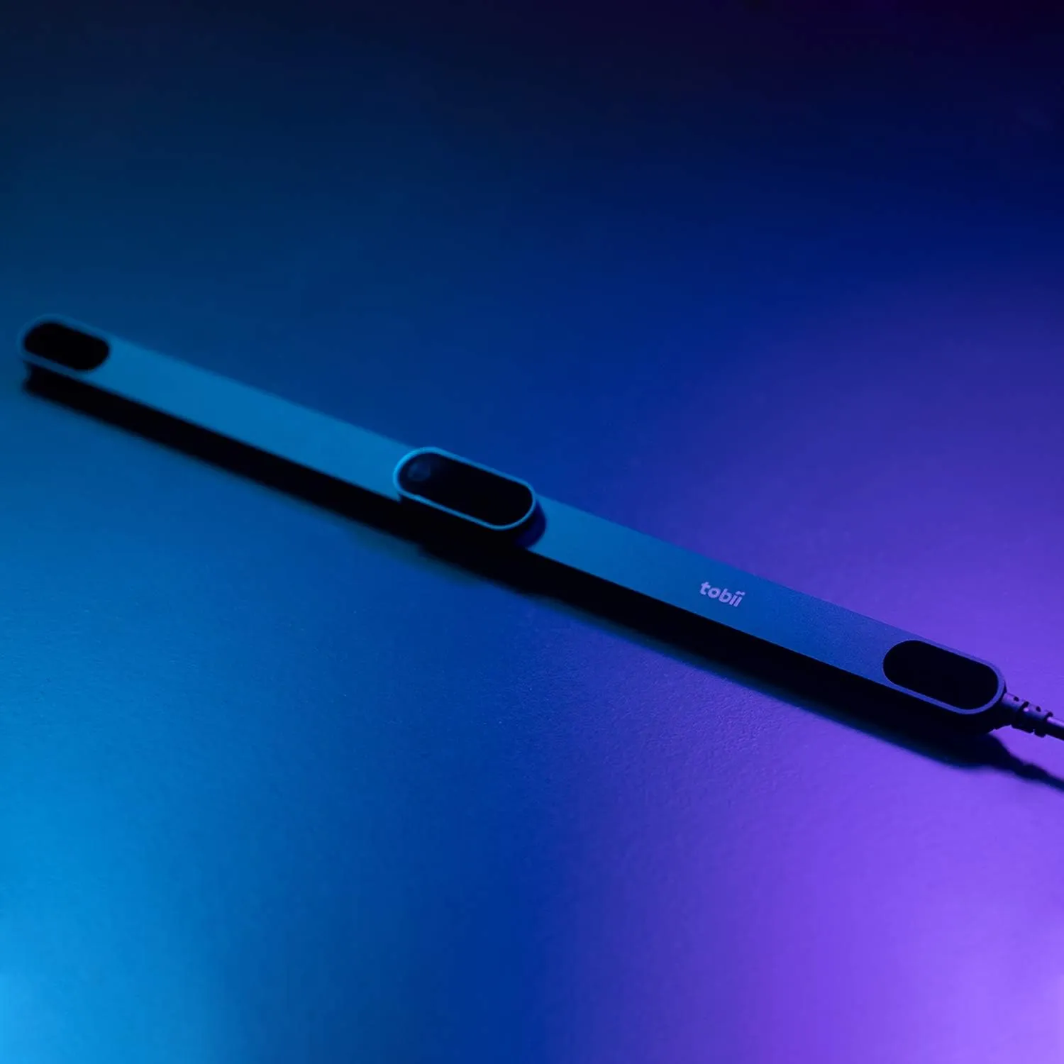 Le Tobii Eye Tracker 5, une fine barre noire qui se fixe sous l’écran du PC pour suivre les mouvements de la tête et des yeux